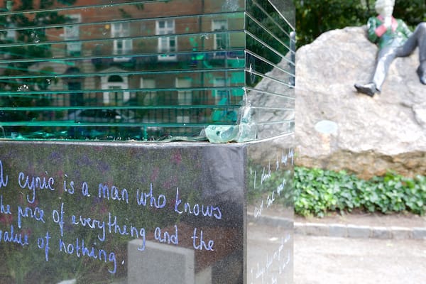 Dublin qui includes statue ou sculpture, patrimoine historique et signalisation