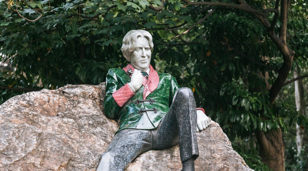 Oscar Wilde Statue showing a statue or sculpture