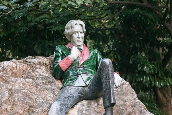Oscar Wilde Statue showing a statue or sculpture