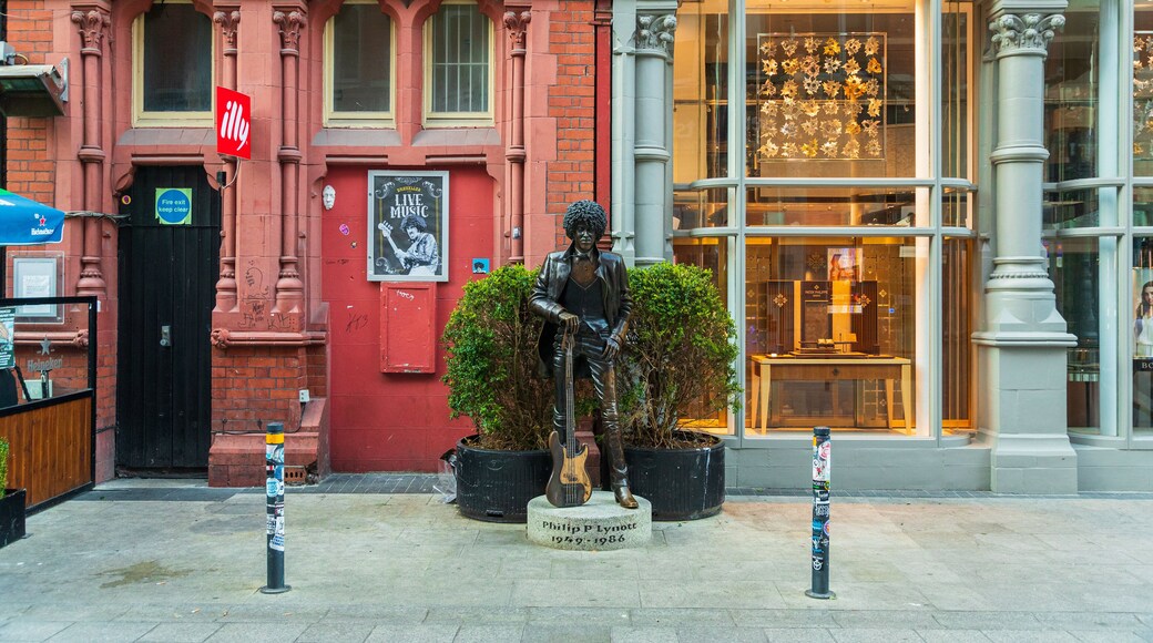 Phil Lynott Statue showing a statue or sculpture