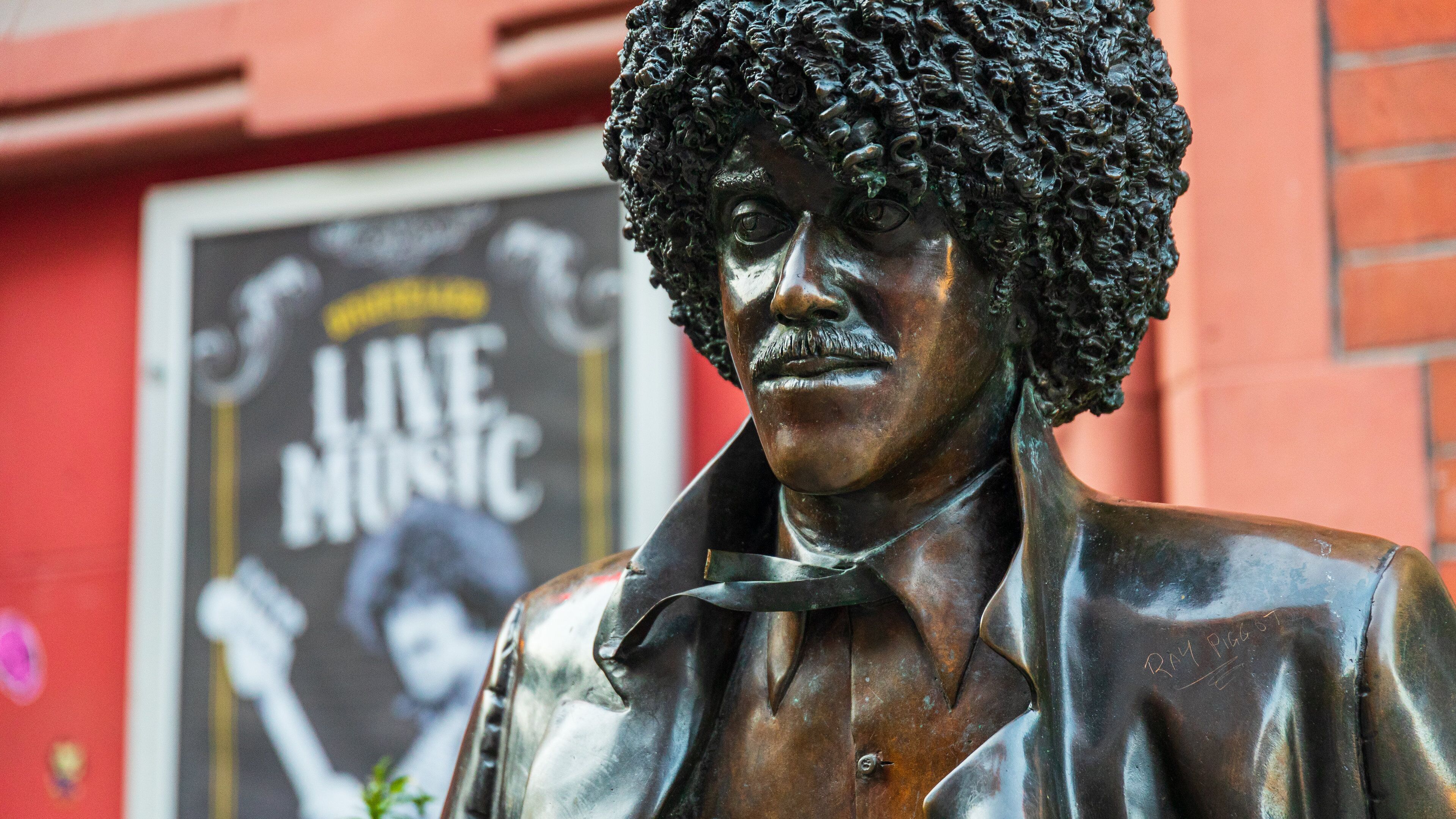 Phil Lynott Statue showing a statue or sculpture