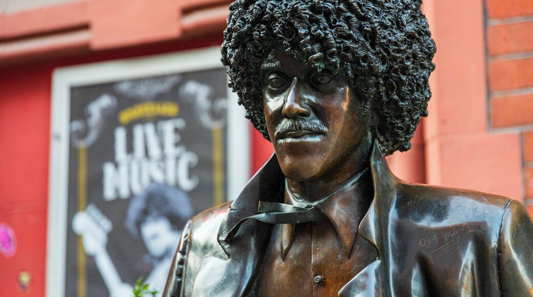 Phil Lynott Statue showing a statue or sculpture