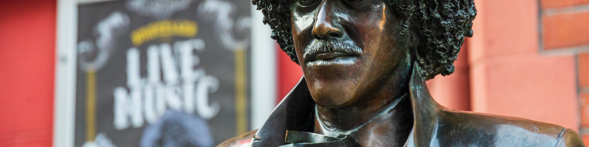 Phil Lynott Statue showing a statue or sculpture