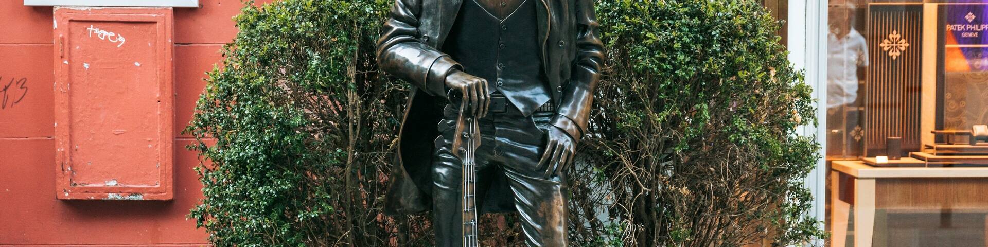 Phil Lynott Statue showing a statue or sculpture