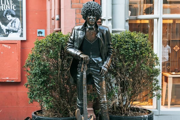 Phil Lynott Statue showing a statue or sculpture