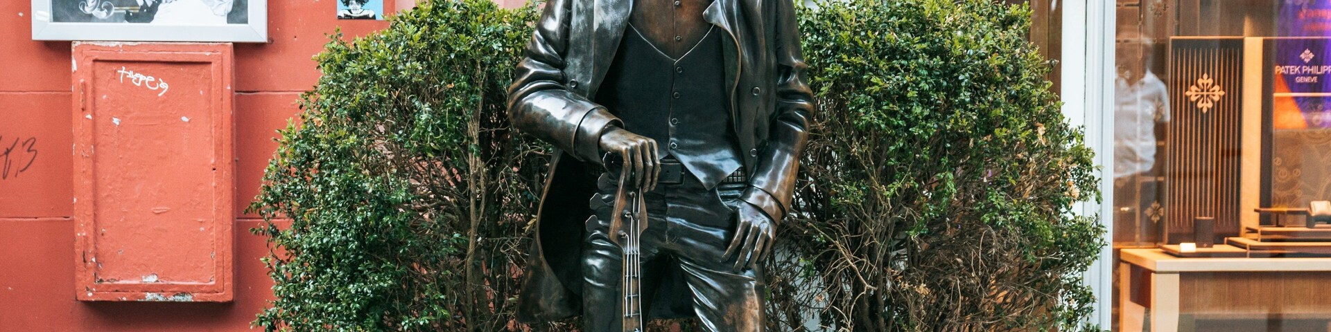 Phil Lynott Statue showing a statue or sculpture