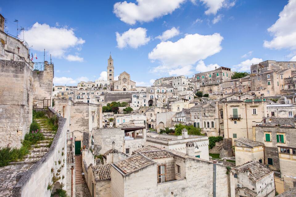 Un pueblo histórico con una iglesia destacada, calles estrechas y edificios antiguos.