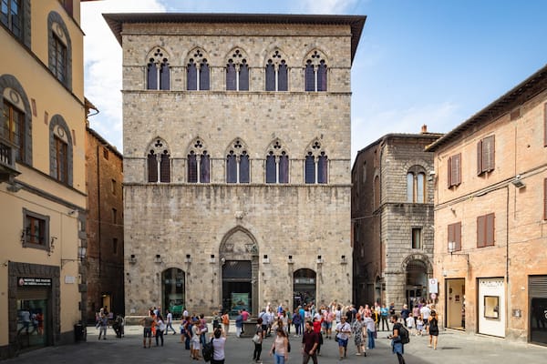 Palazzo Tolomei showing heritage architecture and street scenes as well as a small group of people