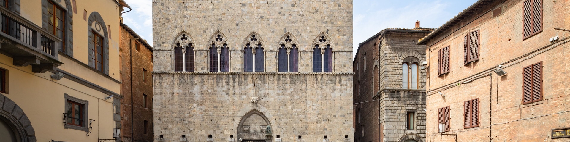 Palazzo Tolomei showing heritage architecture and street scenes as well as a small group of people