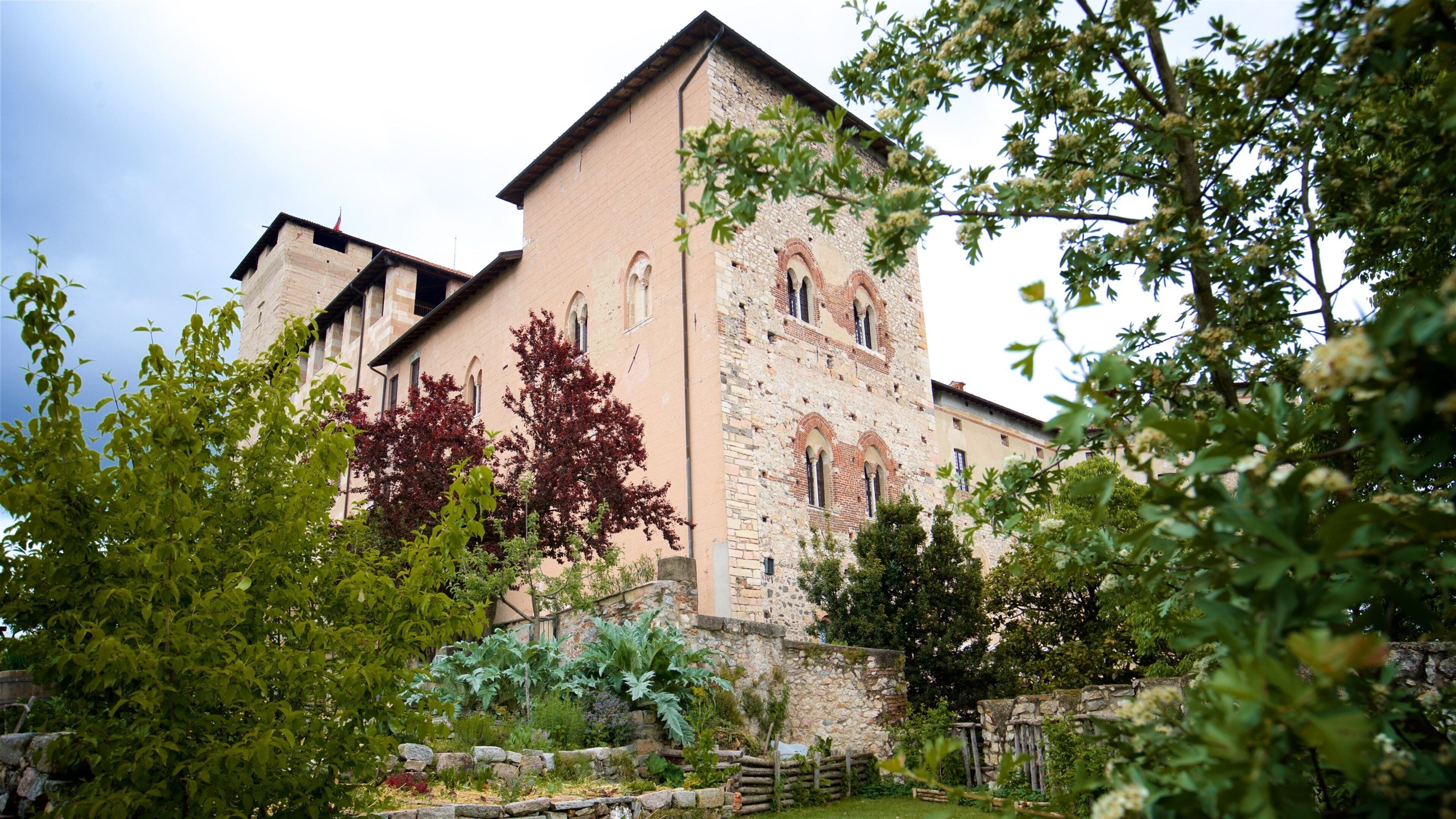 Rocca di Angera fasiliteter samt kulturarv og hage