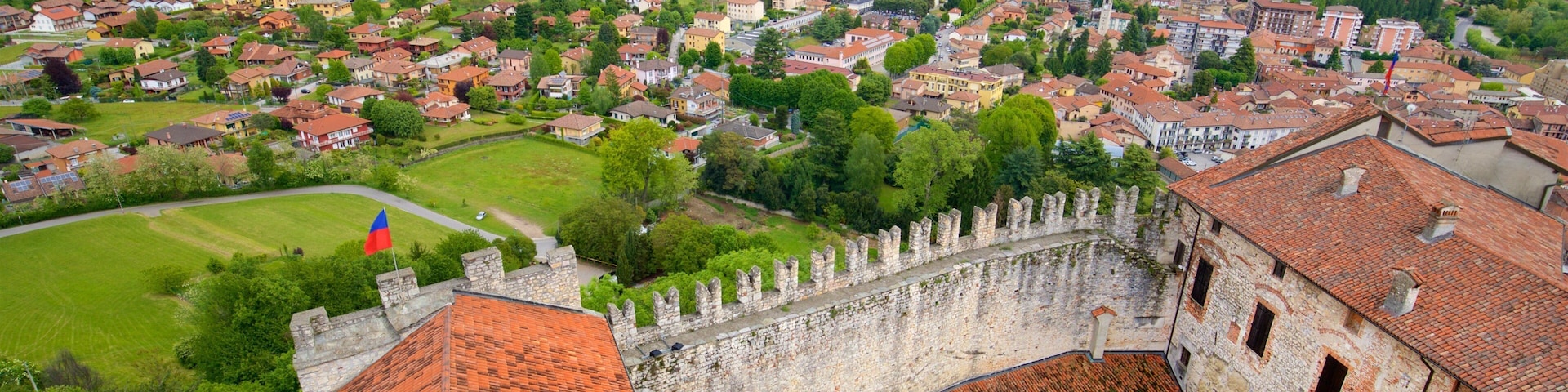 Rocca di Angera que inclui uma cidade pequena ou vila, paisagem e elementos de patrimônio