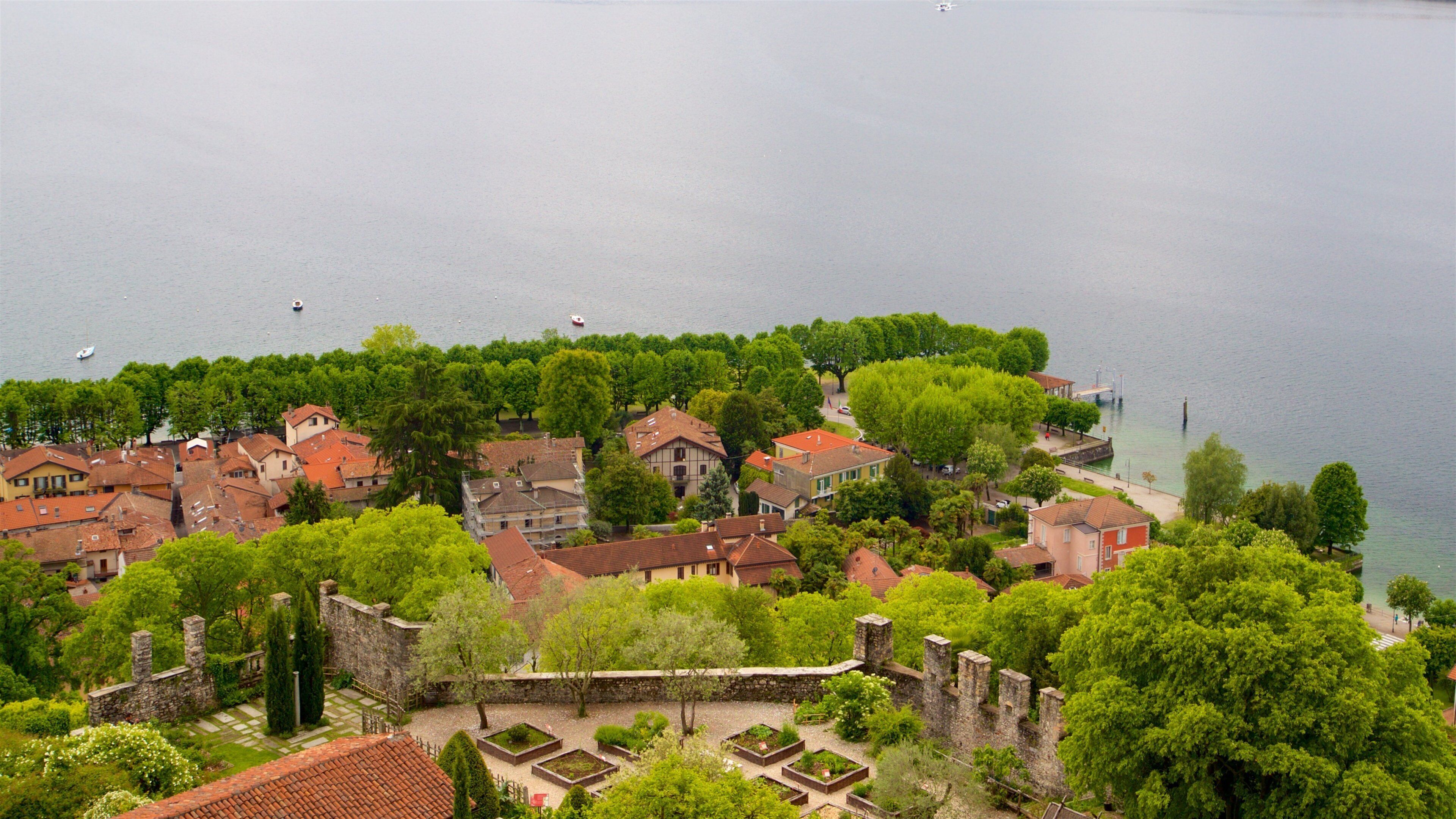 Un pueblo a orillas del lago con edificios históricos y un castillo.