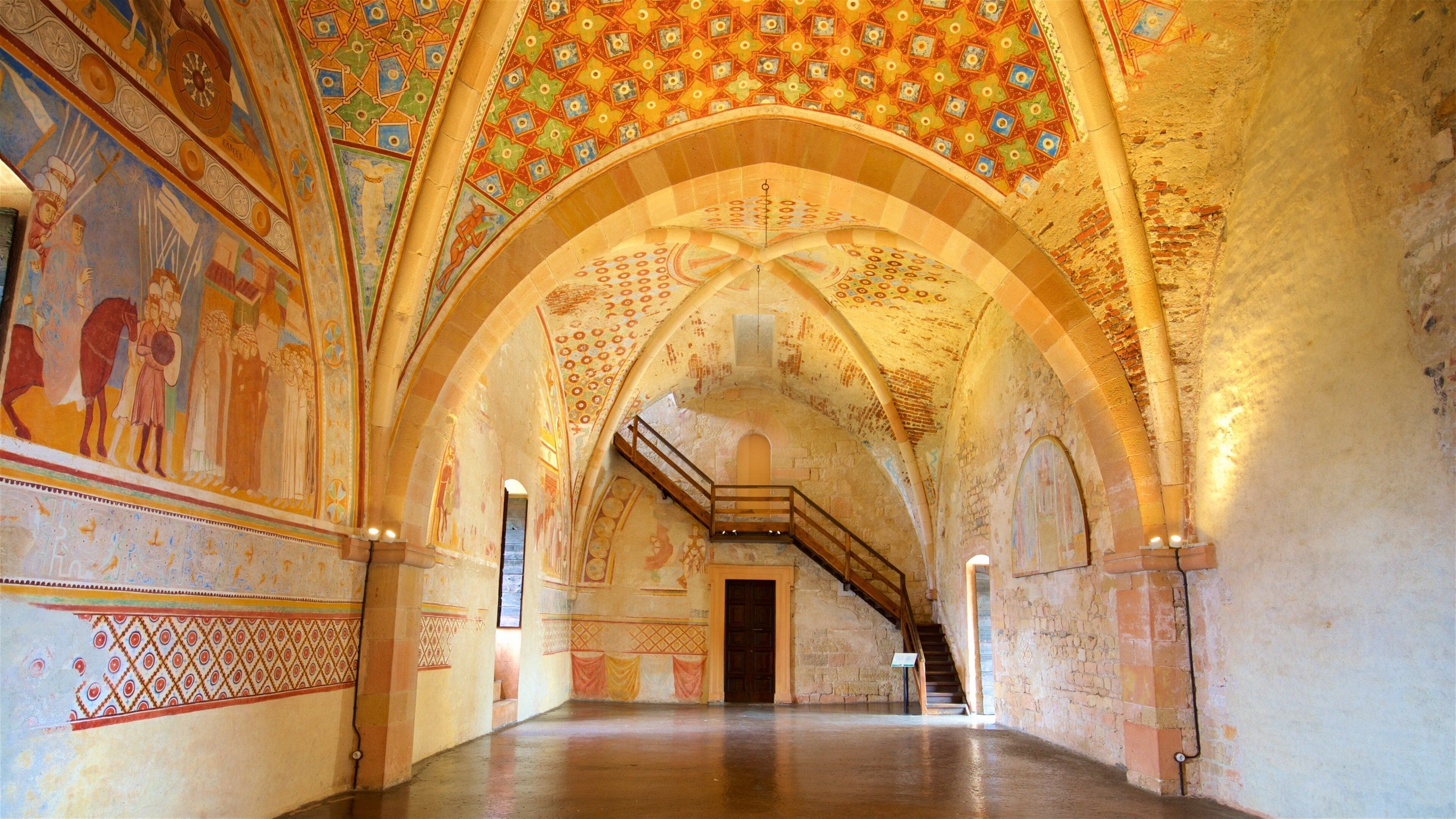 Rocca di Angera som inkluderer kunst, kulturarv og innendørs