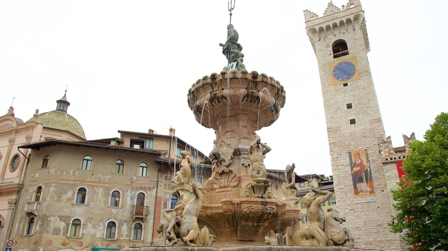 Trento que inclui uma estĂĄtua ou escultura, arquitetura de patrimĂŽnio e uma fonte