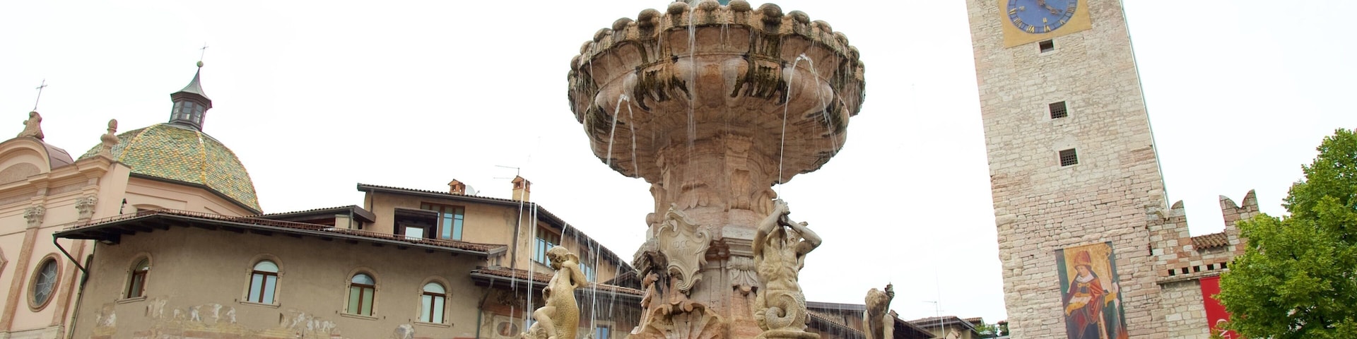 Trento que inclui uma estátua ou escultura, arquitetura de patrimônio e uma fonte