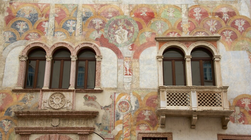 Piazza Duomo featuring heritage elements and art