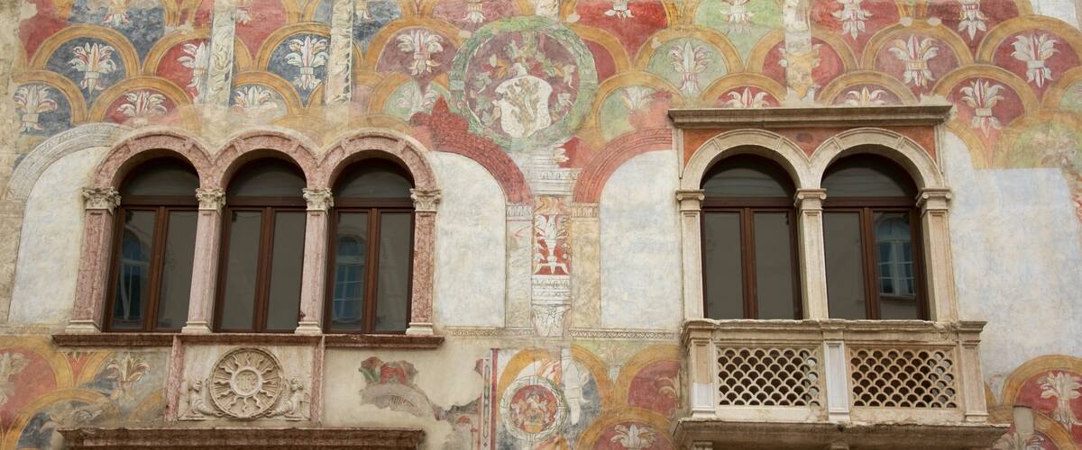 Piazza Duomo featuring heritage elements and art