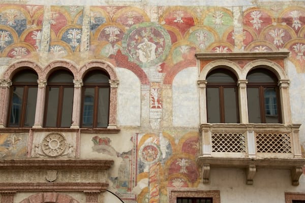 Piazza Duomo featuring heritage elements and art