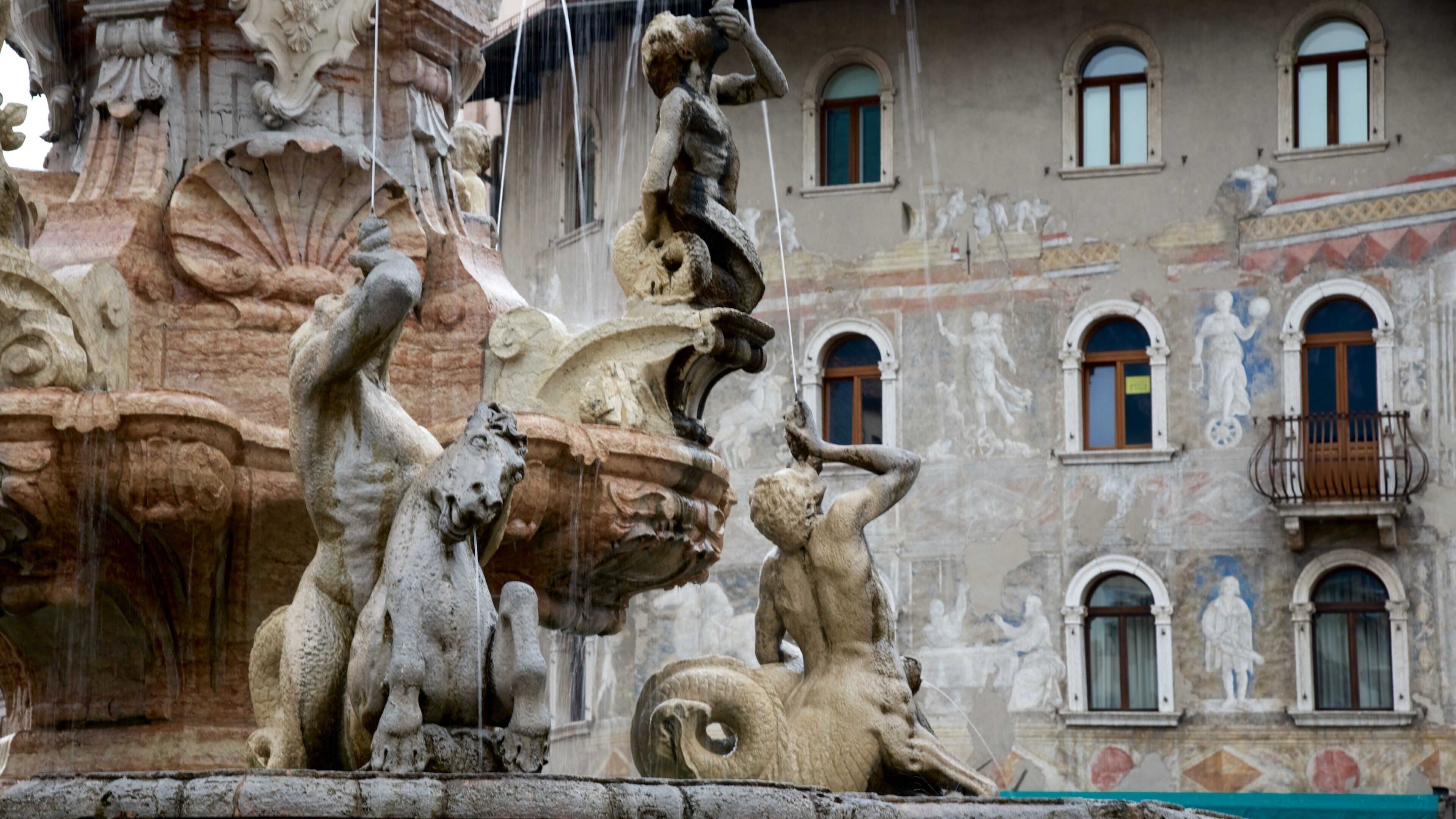 Trento featuring a statue or sculpture, heritage architecture and a fountain