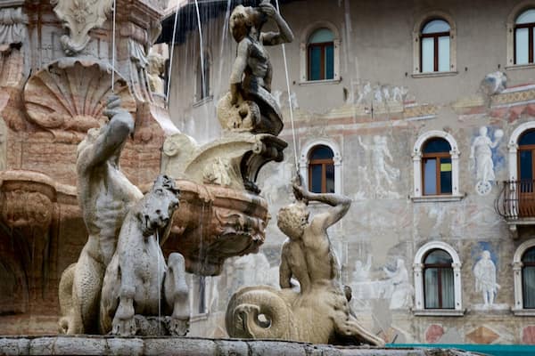 Trient welches beinhaltet Statue oder Skulptur, historische Architektur und Springbrunnen