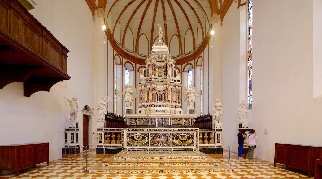 Vicenza som visar interiörer, en kyrka eller katedral och religiösa element