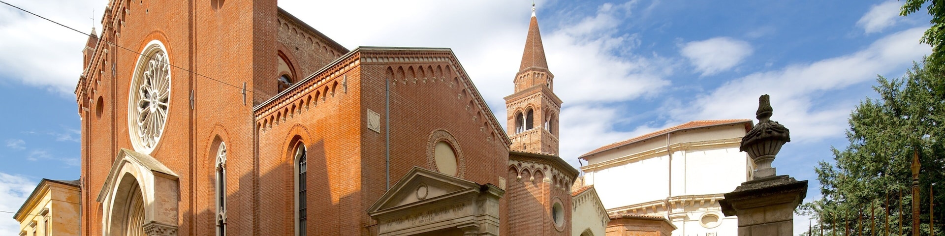 Vicenza que inclui cenas de rua e uma igreja ou catedral