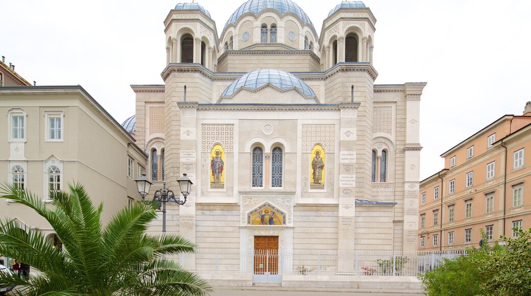 Trieste fasiliteter samt kirke eller katedral