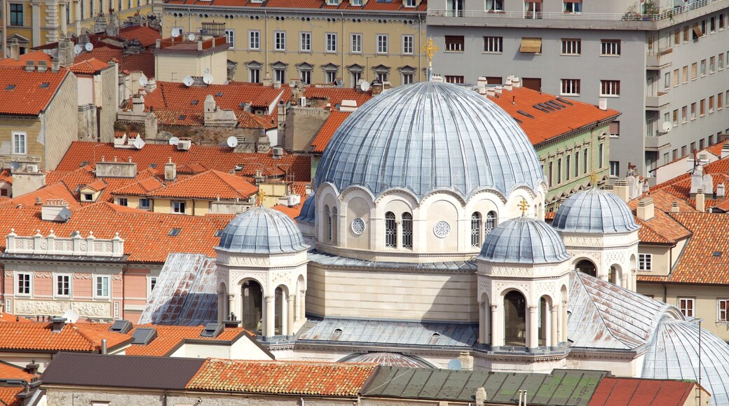 Trieste fasiliteter samt kirke eller katedral