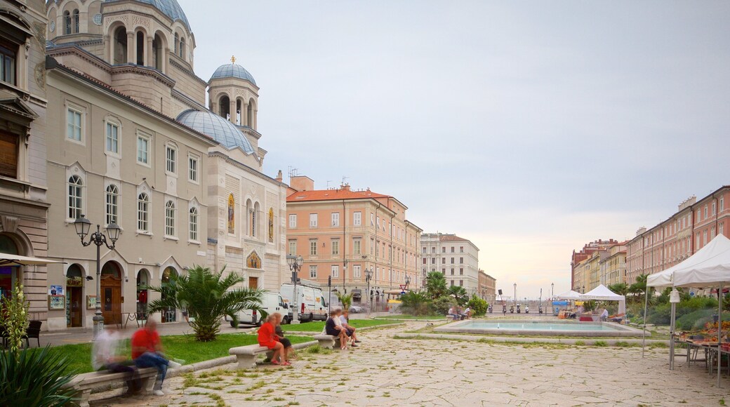 Trieste som viser torg eller plass og kirke eller katedral