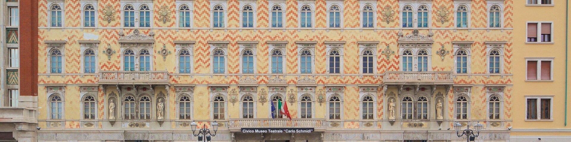 Trieste caracterizando arquitetura de patrimônio, canoagem e um rio ou córrego