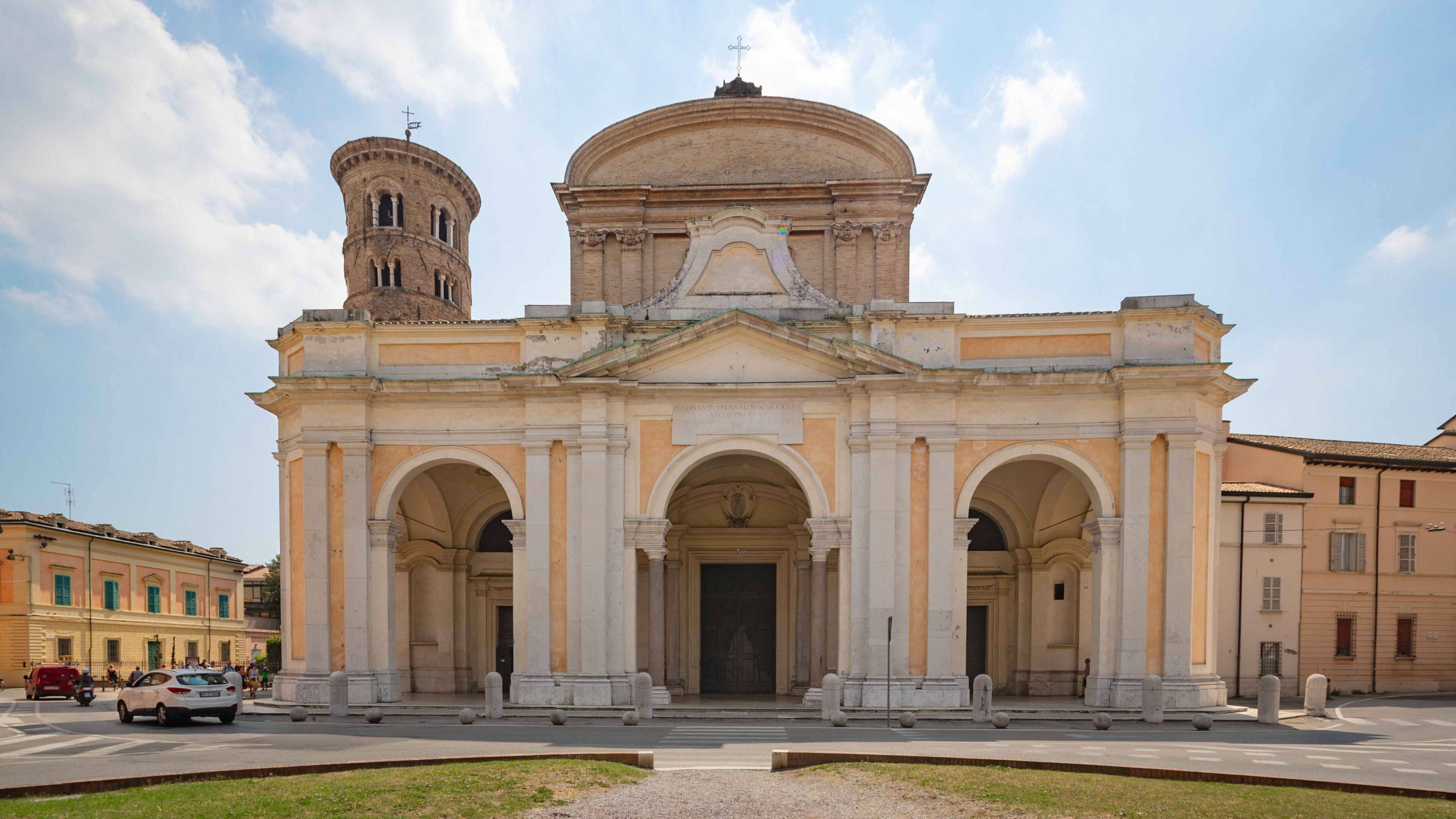 Une église historique dotée d’un clocher et d’une coupole.