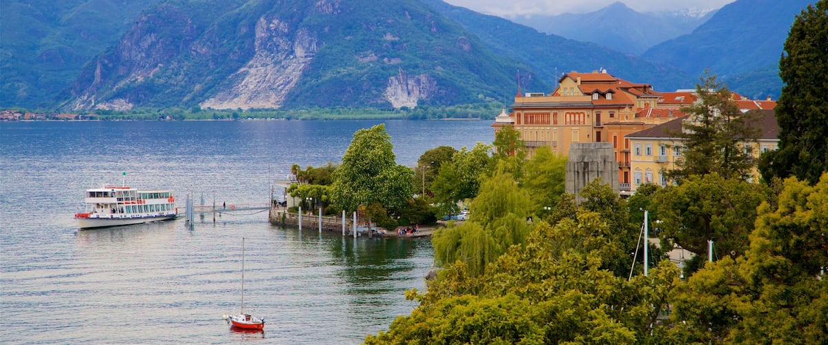 Villa Giulia que incluye una pequeña ciudad o pueblo, un lago o abrevadero y montañas