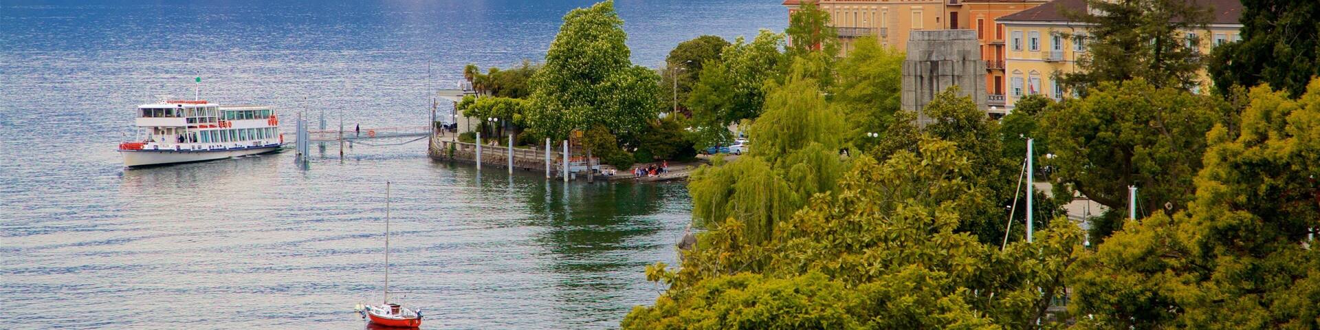Villa Giulia montrant lac ou étang, petite ville ou village et montagnes