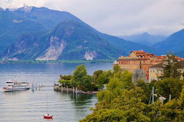Villa Giulia montrant lac ou étang, petite ville ou village et montagnes