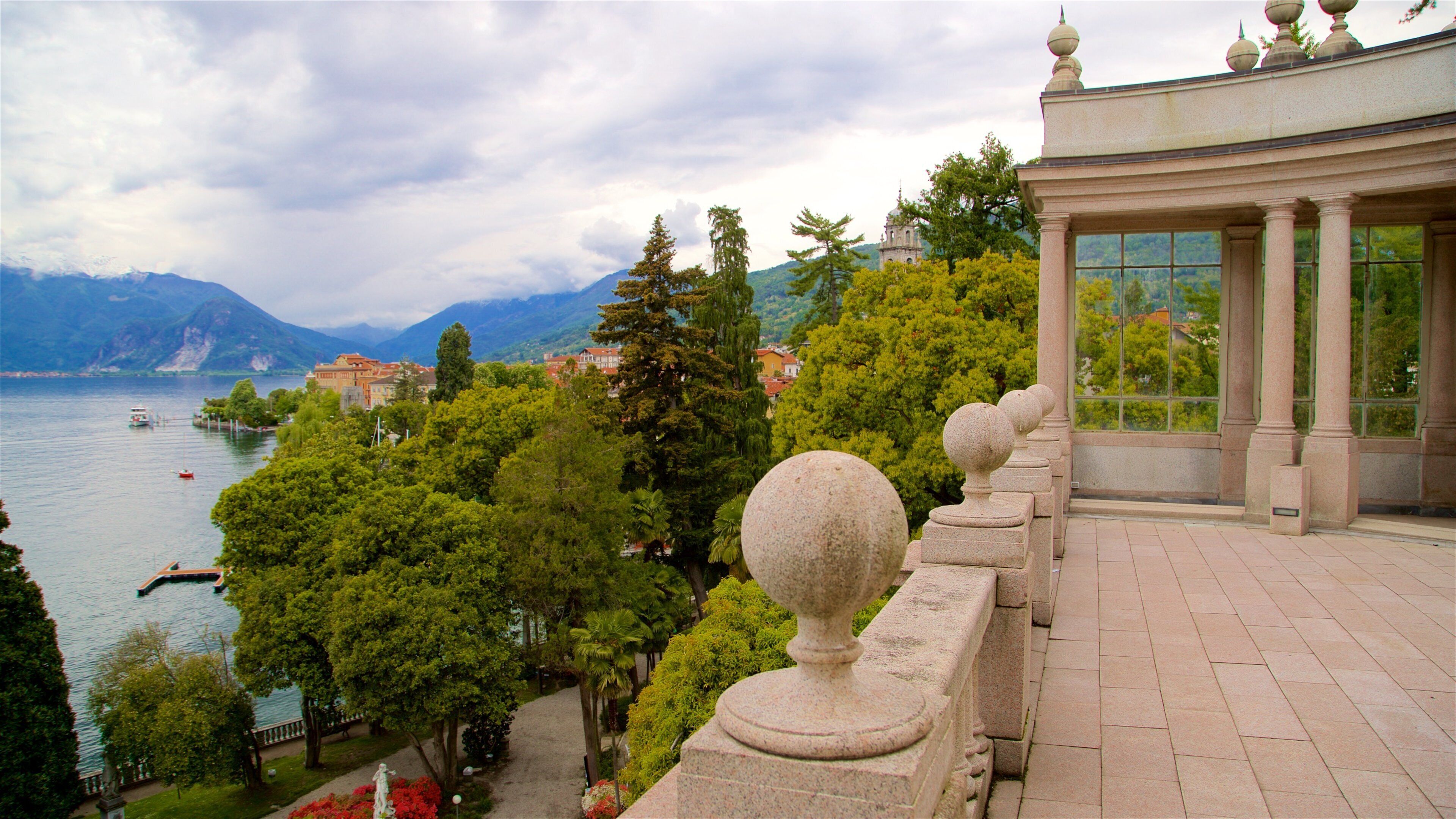Villa Giulia showing a park, a lake or waterhole and heritage elements