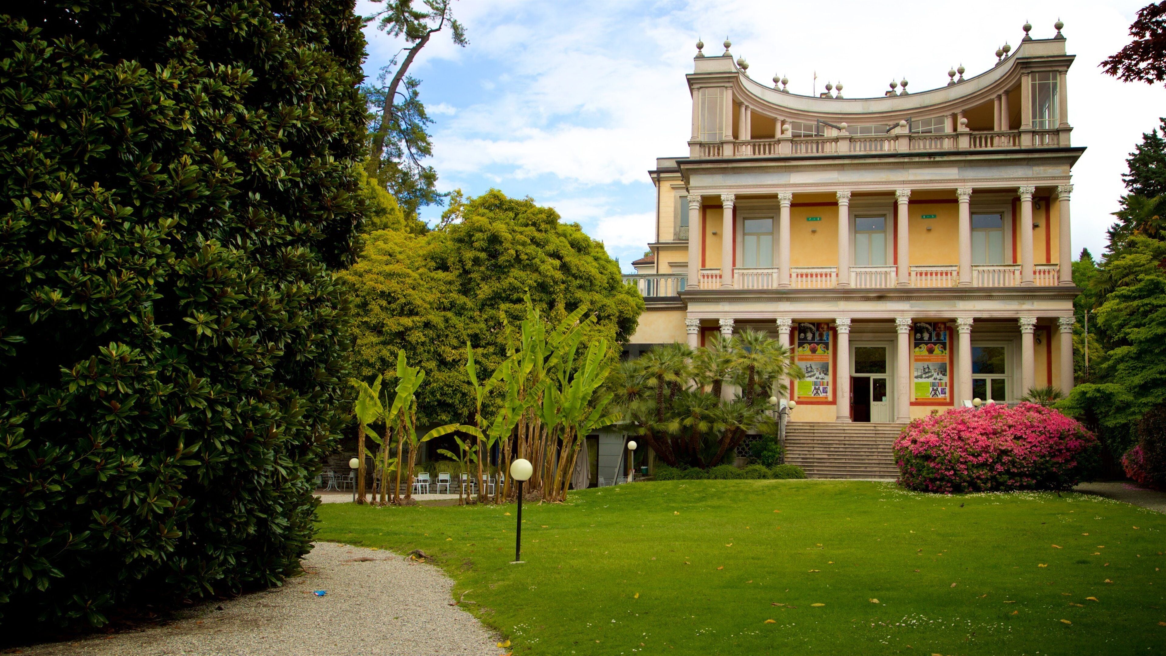 Villa Giulia showing heritage elements, a park and wildflowers