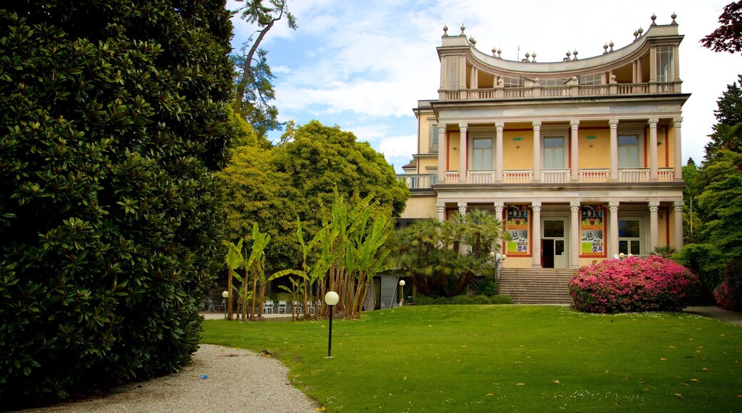 Villa Giulia showing heritage elements, a park and wildflowers