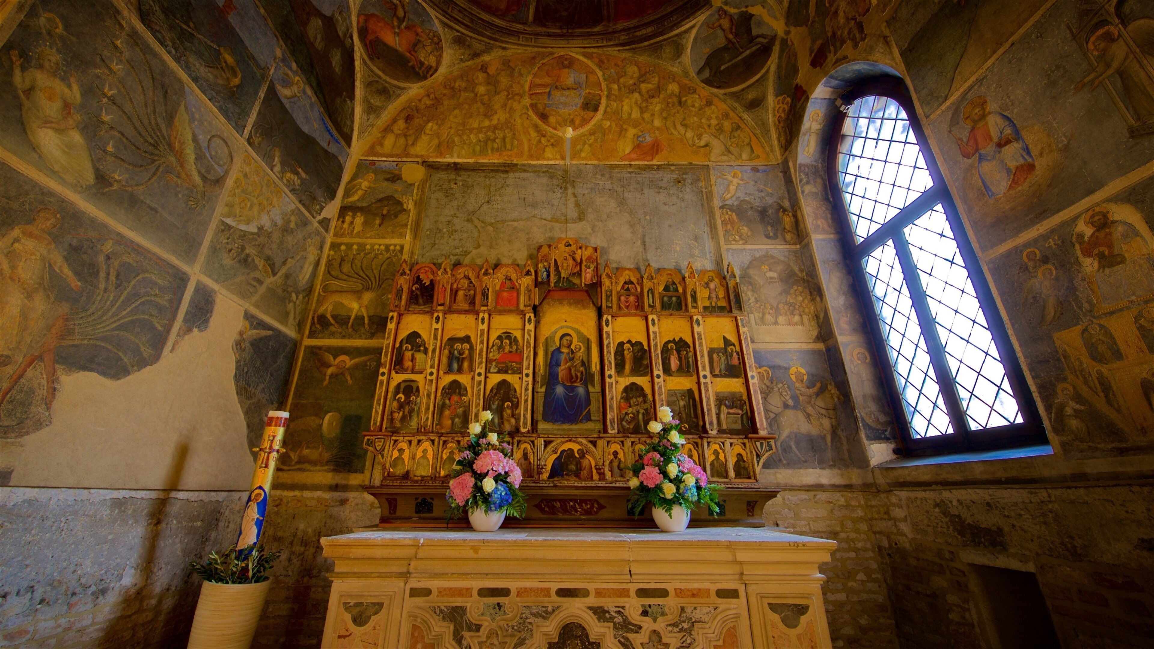 Basilica del Duomo som inkluderar religiösa aspekter, blommor och historiska element