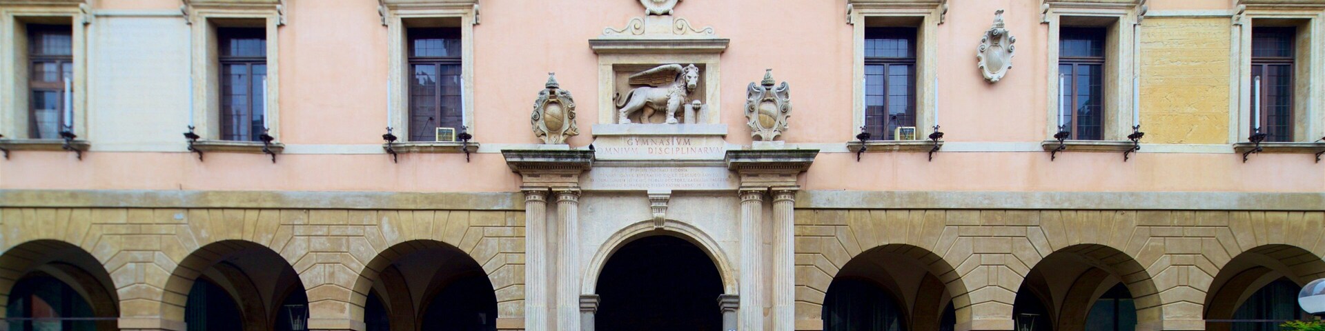 Palazzo del Bò showing heritage elements and street scenes as well as a small group of people