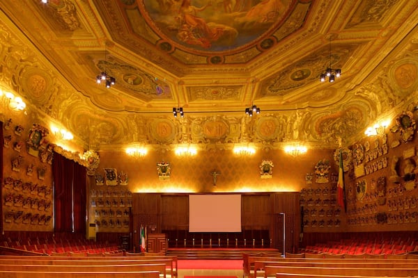Palais Bo montrant vues intérieures, patrimoine historique et église ou cathédrale