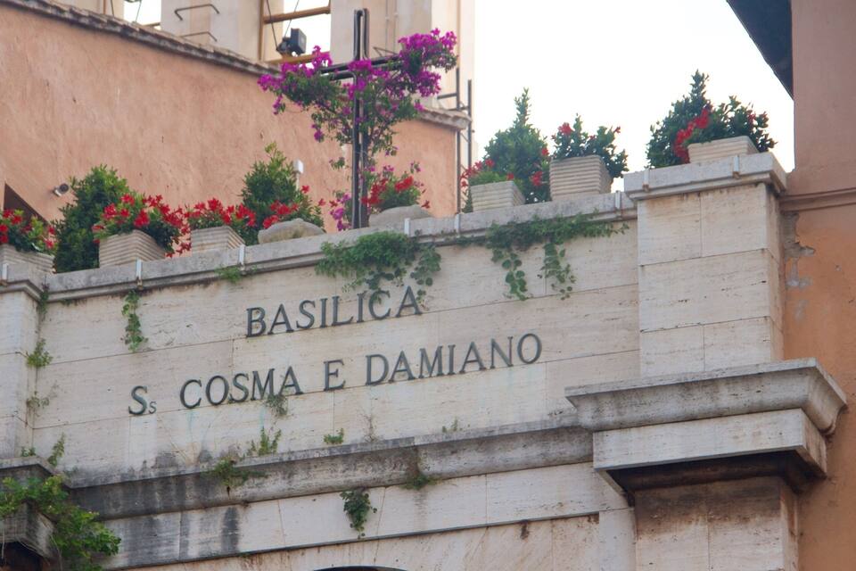 Un muro de piedra con la inscripción "BASILICA S. COSMA E DAMIANO".