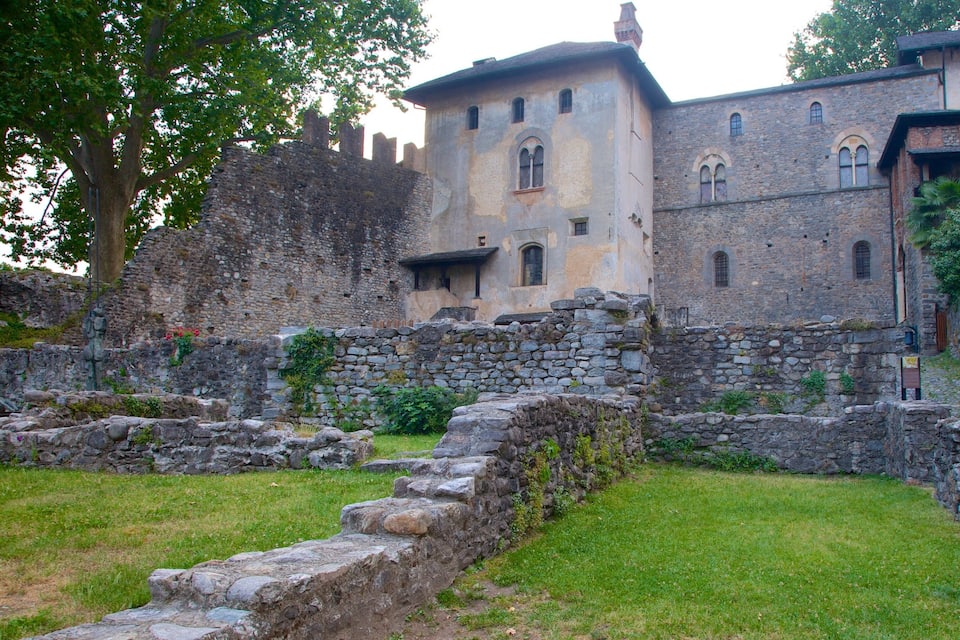 Un bâtiment historique en pierre, doté de fenêtres en arc de cercle et d’un mur en pierre.