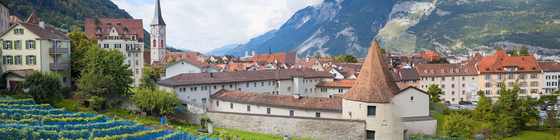 Altstadt von Chur in Graubünden und Weinberge