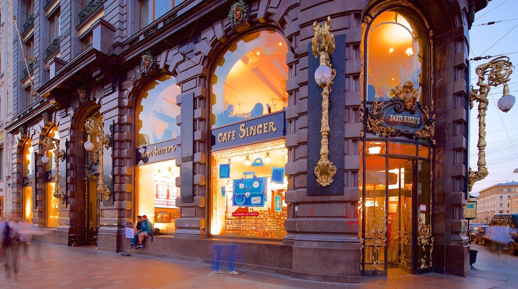 Saint-Pétersbourg et environs mettant en vedette scÚnes de café, signalisation et patrimoine architectural