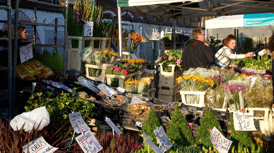 London which includes markets, shopping and flowers