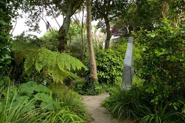 Barbara Hepworth Museum showing outdoor art and a park