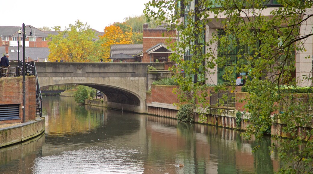 Kennet & Avon Canal 其中包括 橋梁 和 河流或小溪