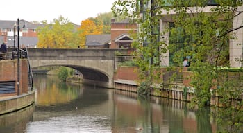 Kennet & Avon Canal 其中包括 橋梁 和 河流或小溪