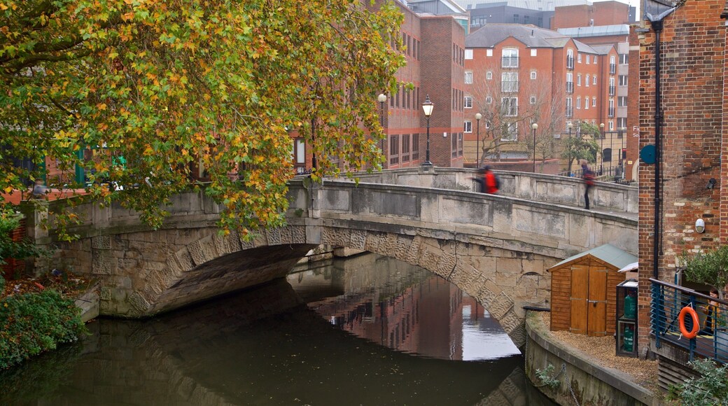 Kennet & Avon Canal caracterizando uma ponte e um rio ou cĂłrrego