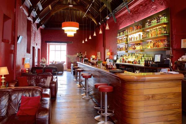 Plymouth featuring baari ja sisäkuvat